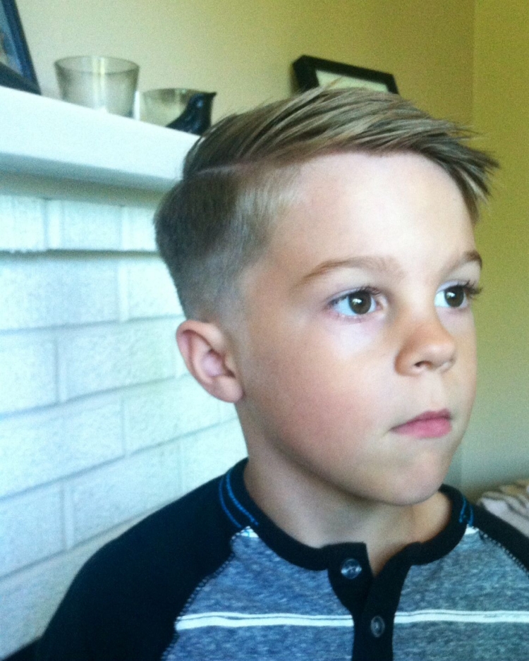Прическа набок у мальчиков