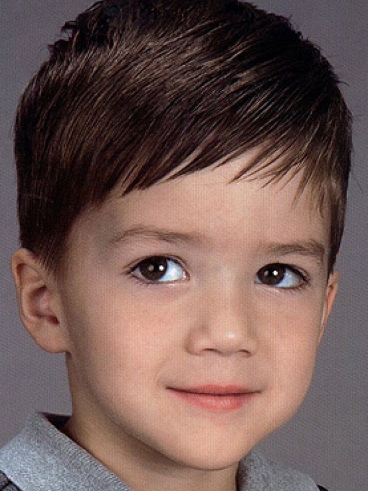 Косая челка у мальчика