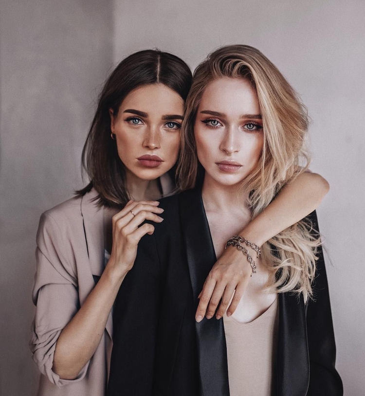 Портрет двух девушек