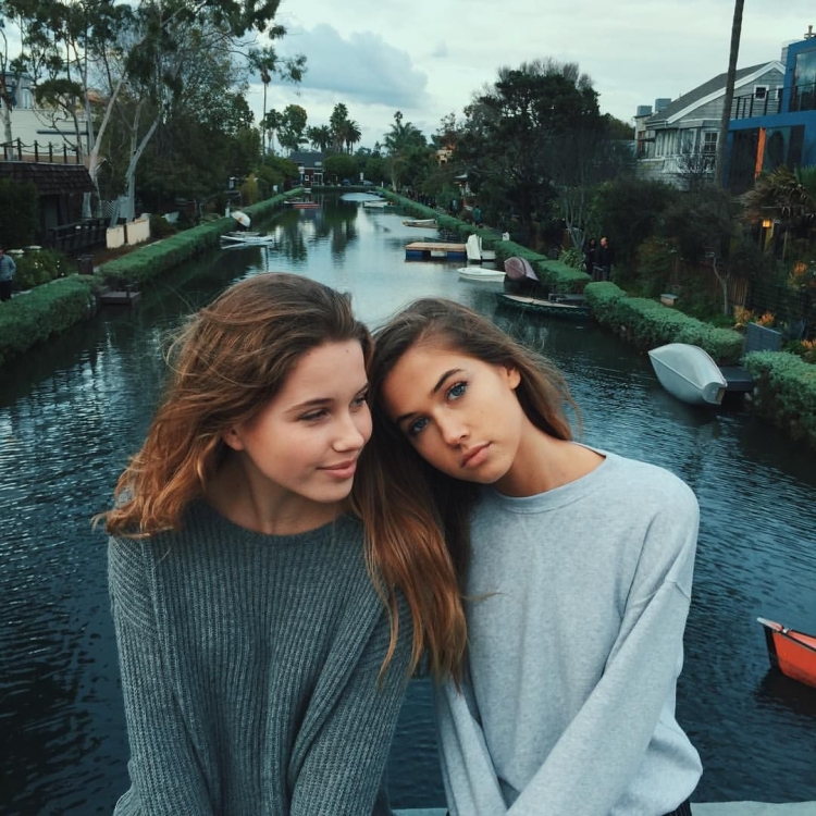 Селфи двух подруг