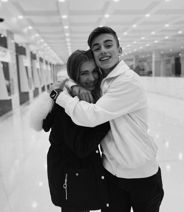 Johnny Orlando и его девушка