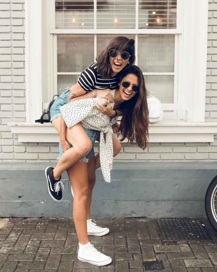 Подруги современные