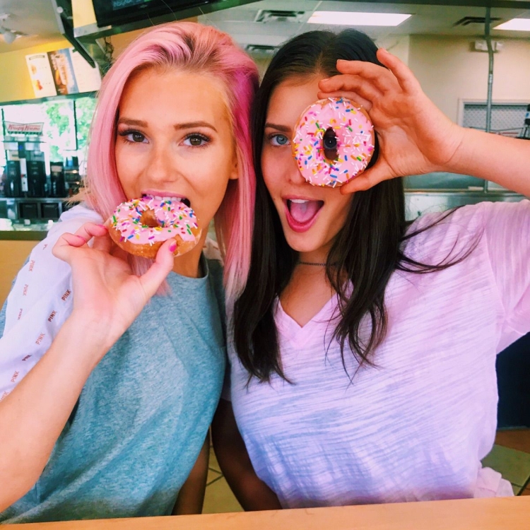 Две подруги с пончиками