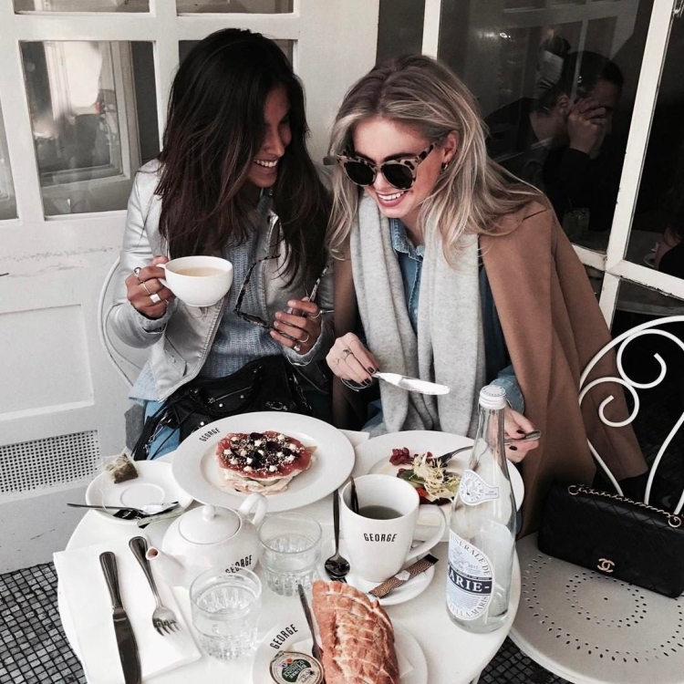 Подруги в кафе