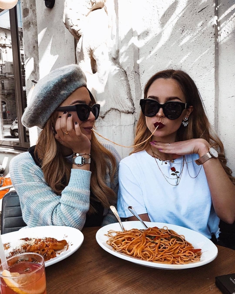 Подруги современные