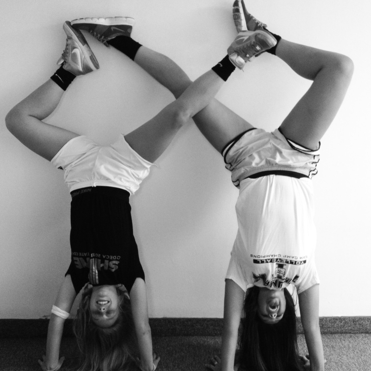 Прикольные позы для подруг