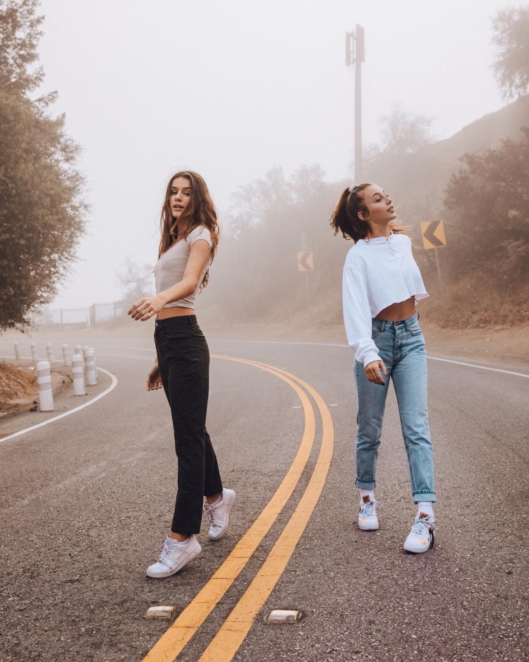 Подруги гуляют