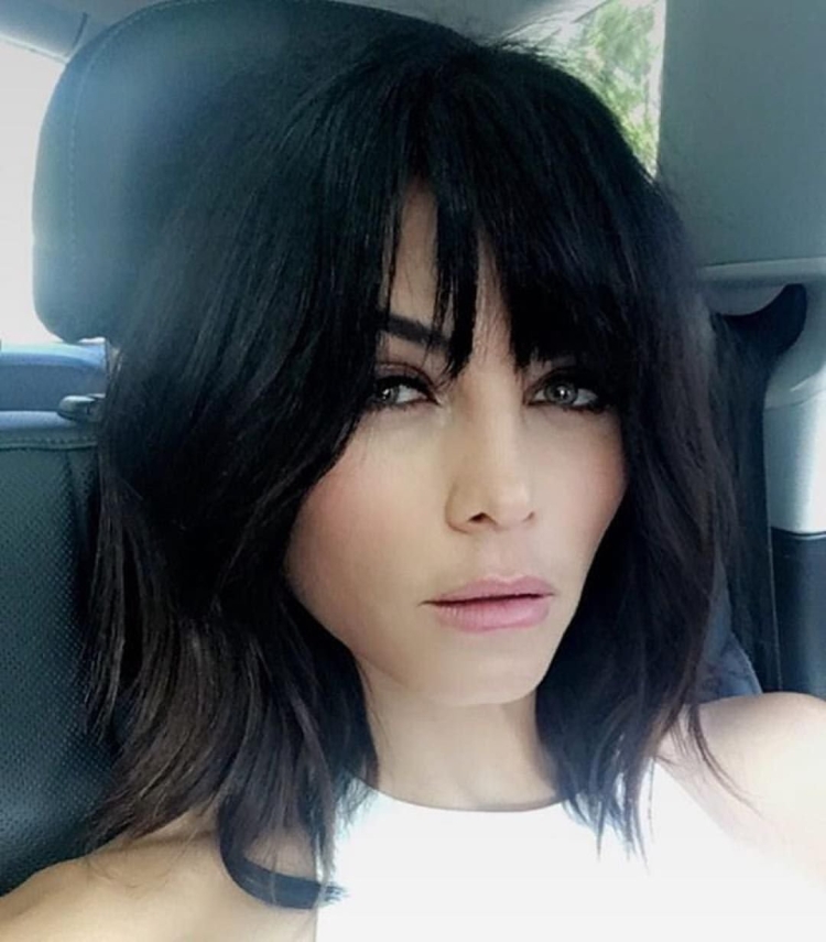 Темные волосы с челкой