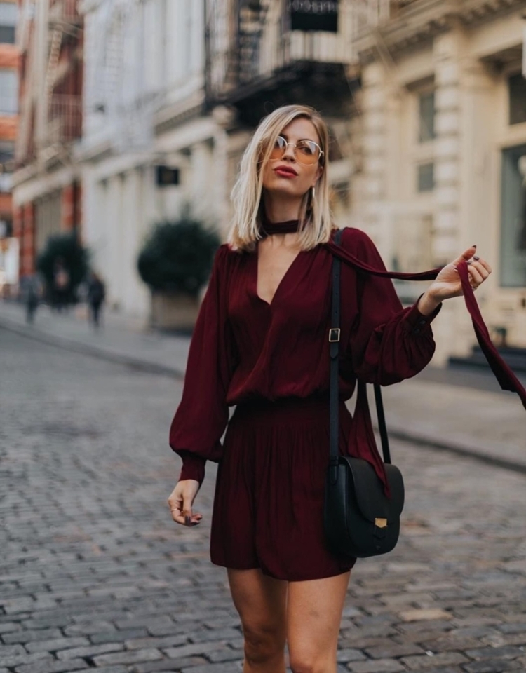 Лук с бордовым платьем