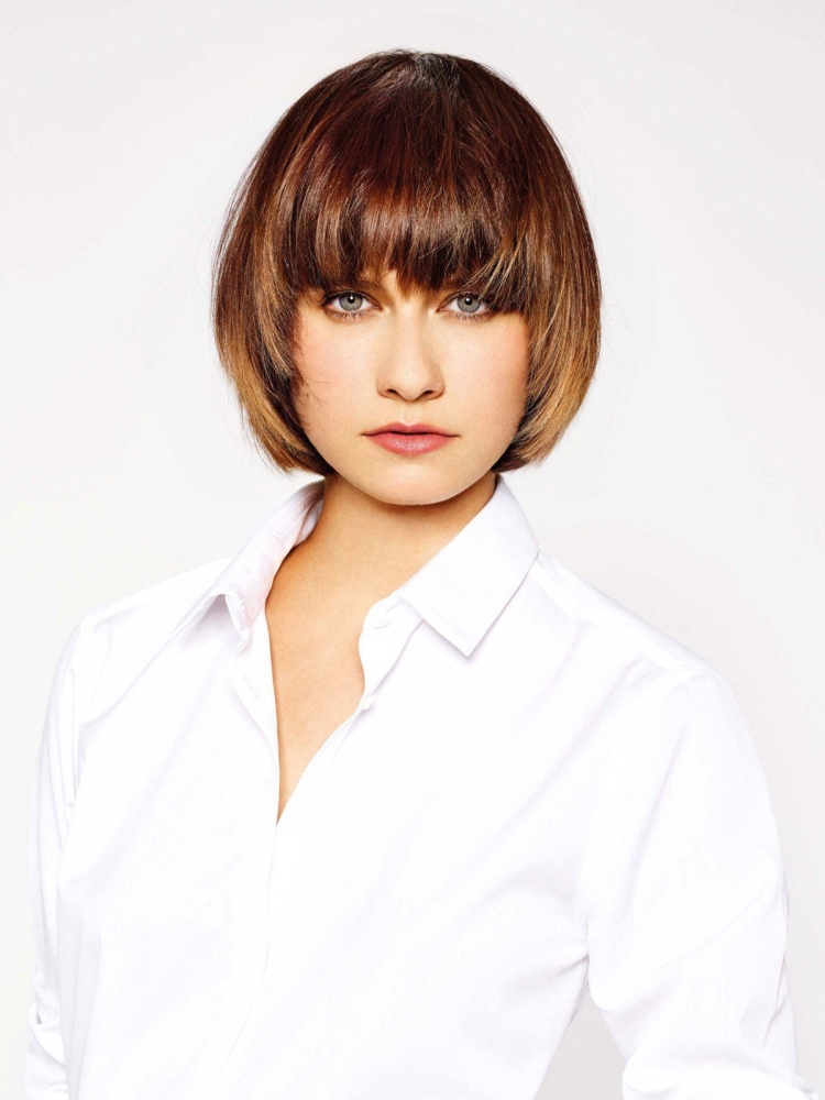 Стрижка каре градуированное на средние с челкой