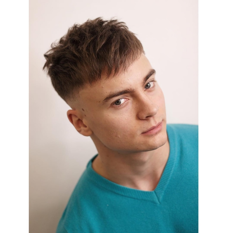 Глеб Калюжный прическа кроп