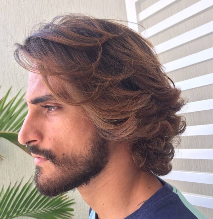 Мужские волосы средней длины