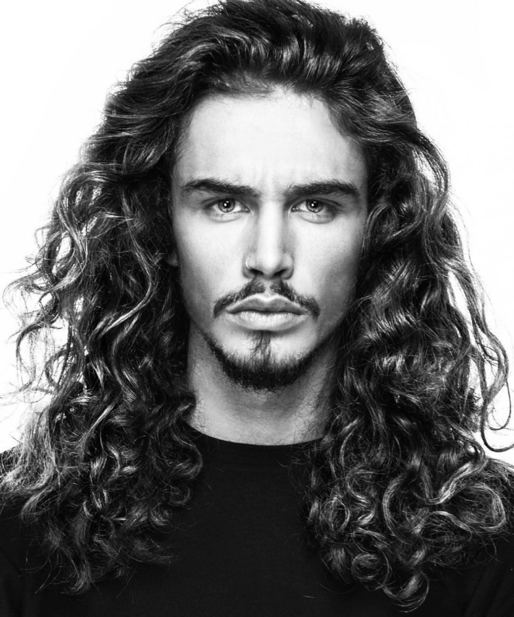 Длинные кудрявые волосы у мужчин