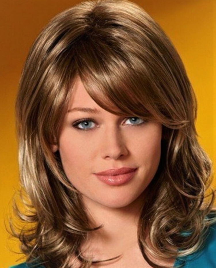 Стрижка дебют на средние волосы с челкой