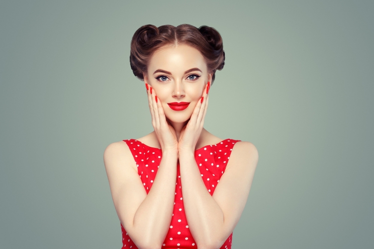 Девушка с красными губами