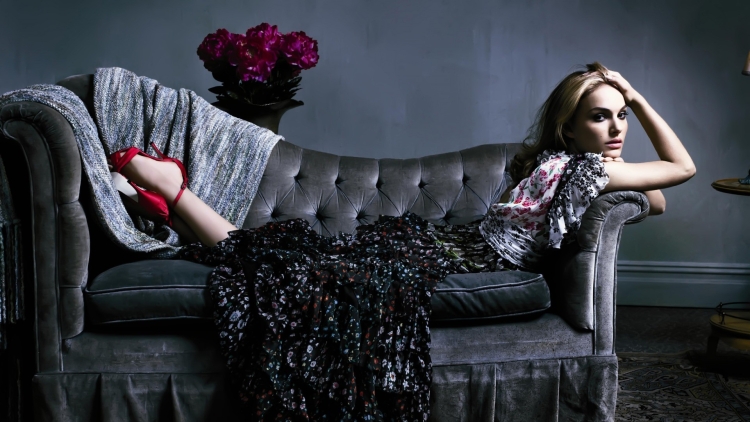 Натали Портман на диване