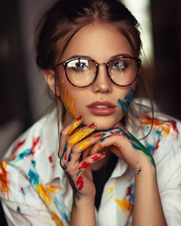 Яркая девушка в очках