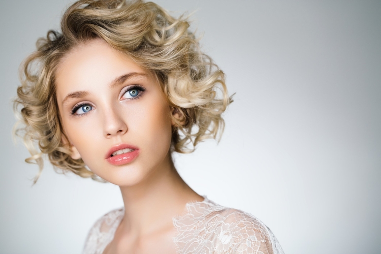 Кудри на короткие волосы фото