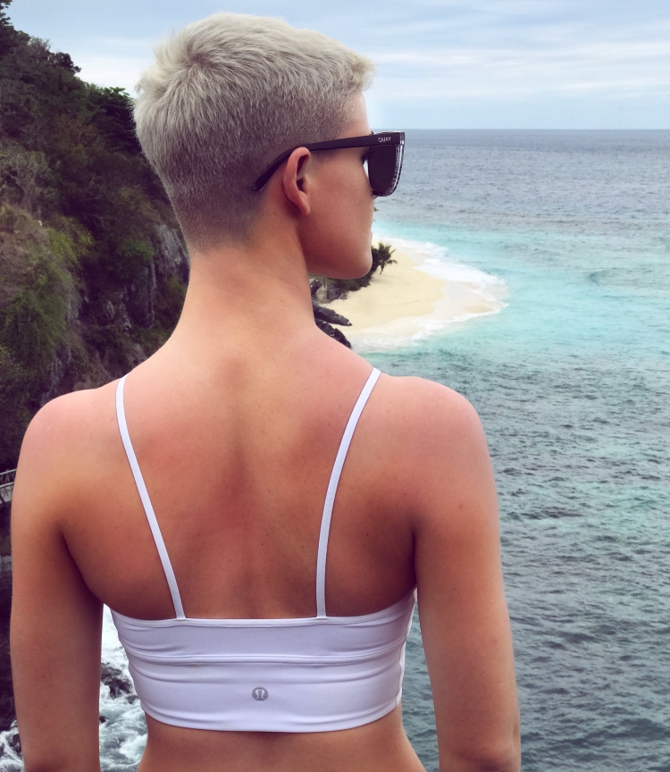 Девушка с короткой стрижкой сзади