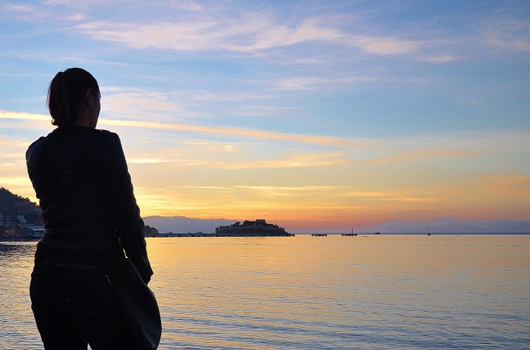 Девушка с каре со спины на море