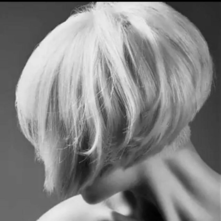 Короткий Боб градуированный белый