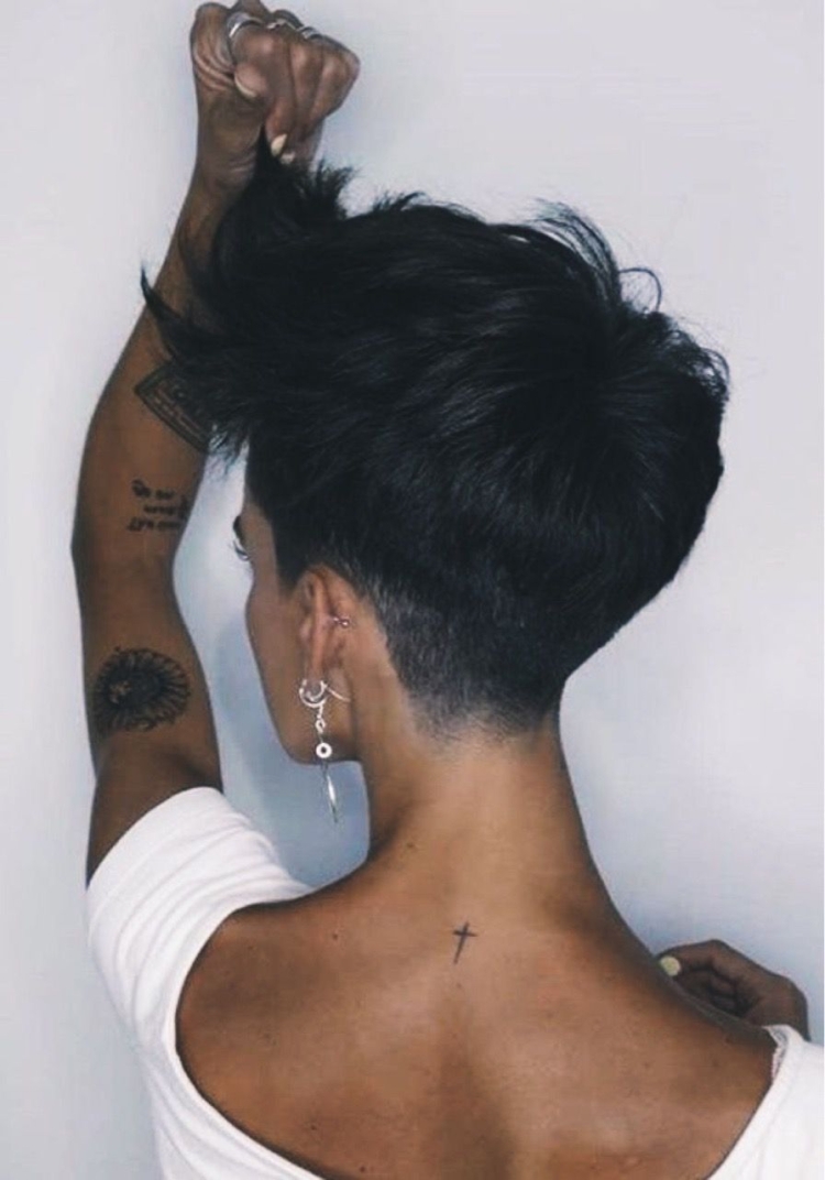 Короткие стрижки с бритым затылком