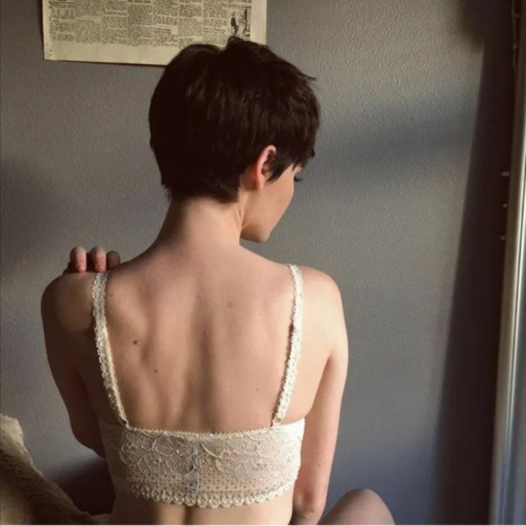 Женщина с которой стрижкой со спины