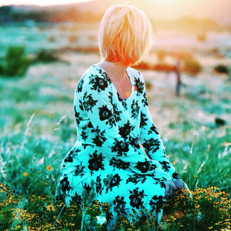 Блондинка с короткими волосами со спины