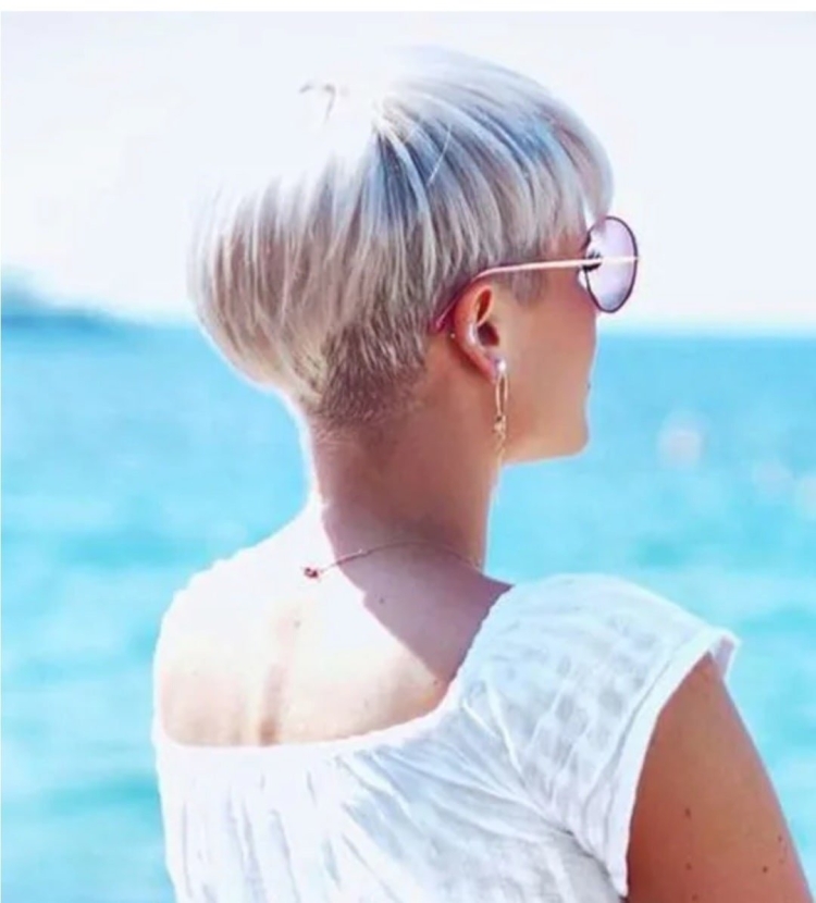 Блондинка с короткими волосами на море