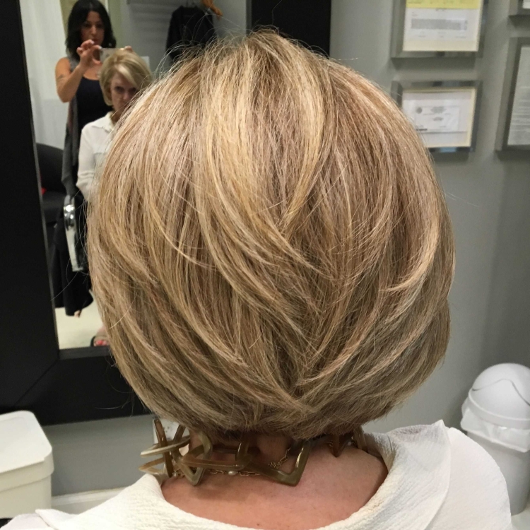 Боб Каскад на средние волосы сзади