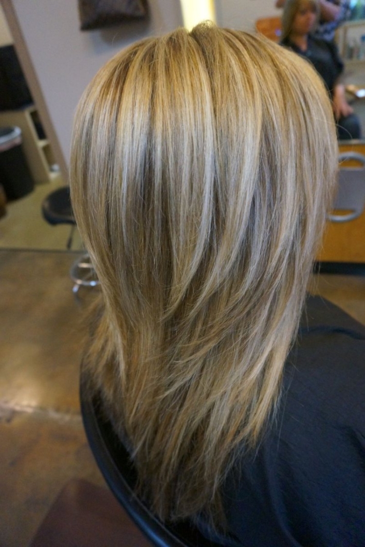 Каскад с мелированием на средние волосы