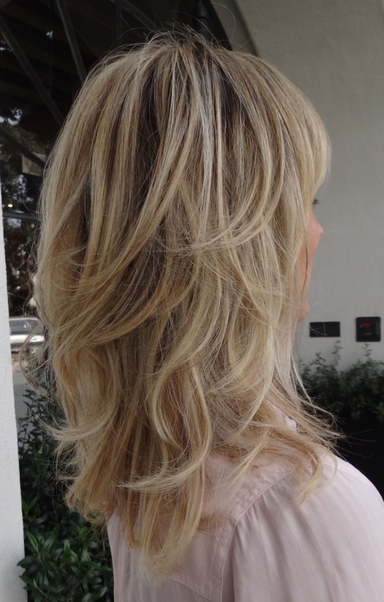 Стрижка слоями на средние волосы