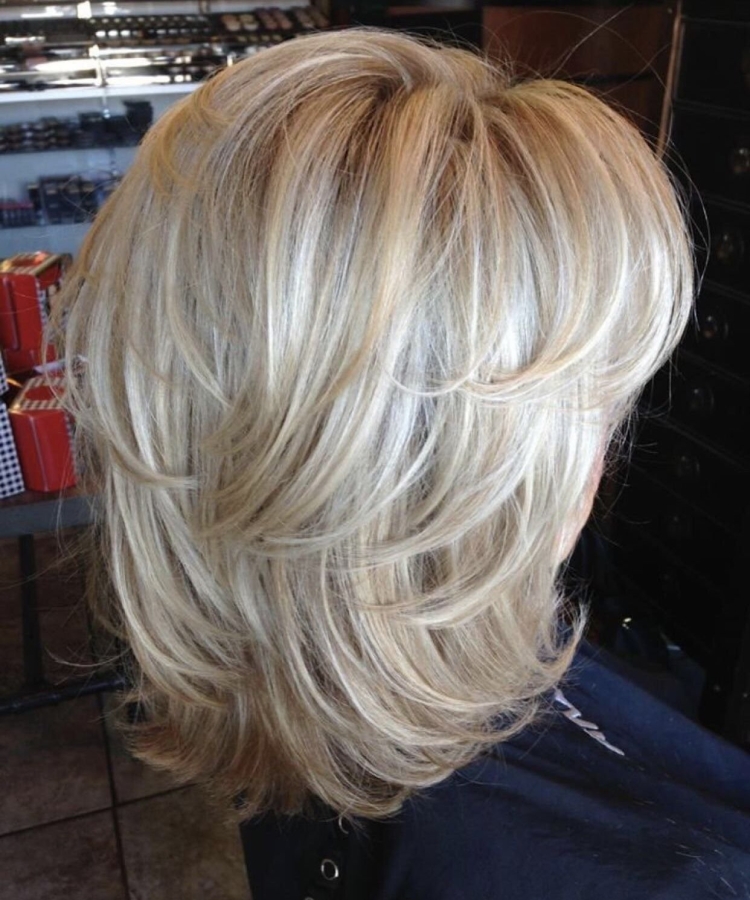 Каскад на средние волосы блонд