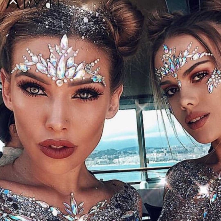 Макияж с блестками и стразами