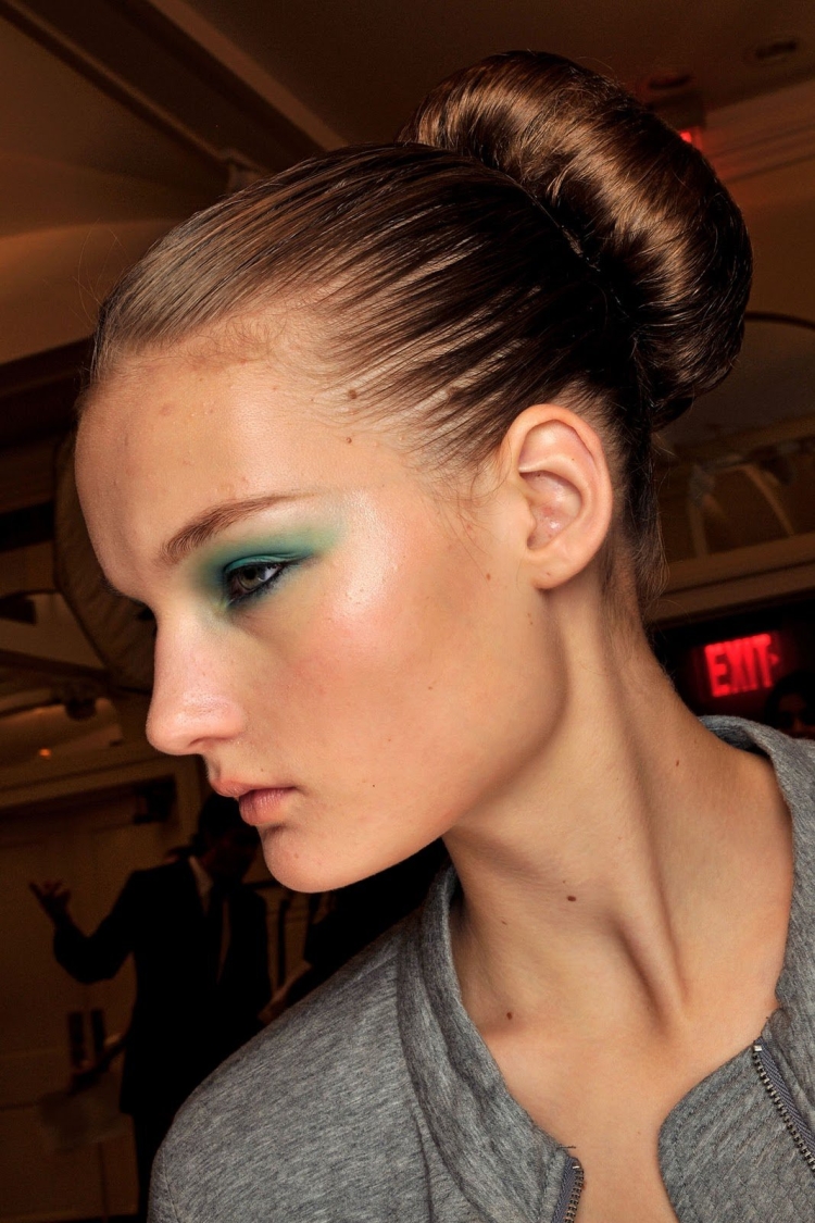 Кукушка на голове прическа