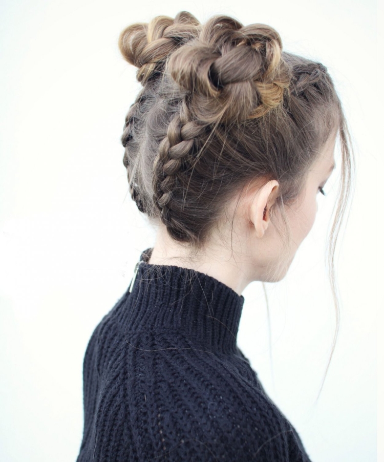 Прическа пучок с косами