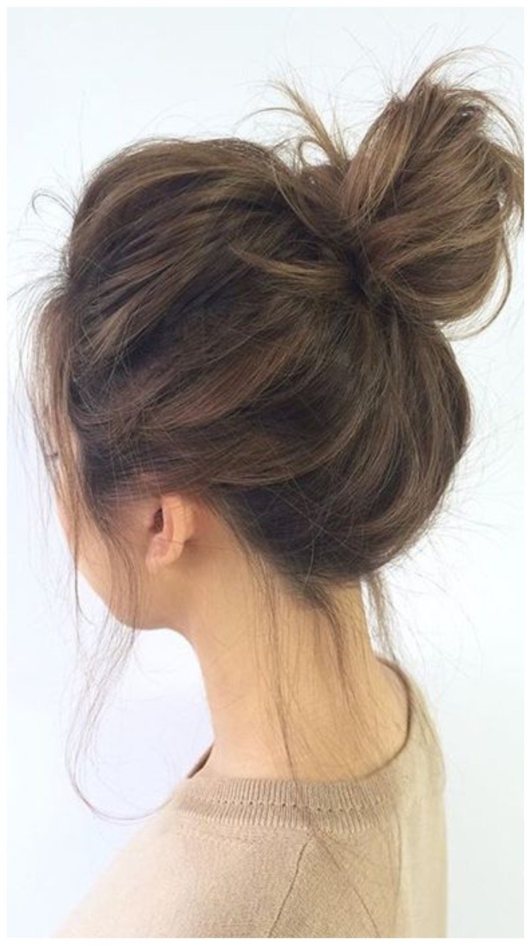 Прическа messy bun