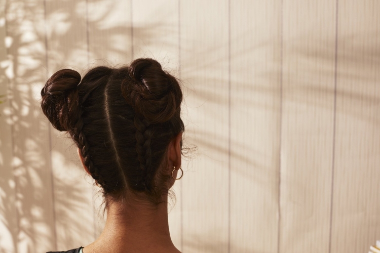 2 Пучка на голове прическа