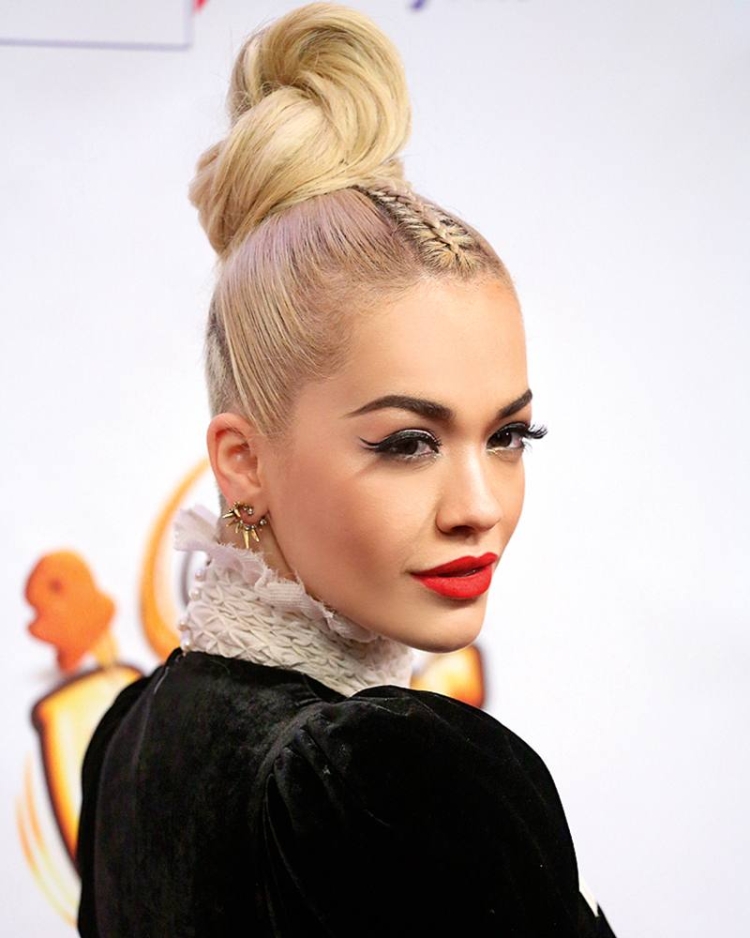 Пучок на голове