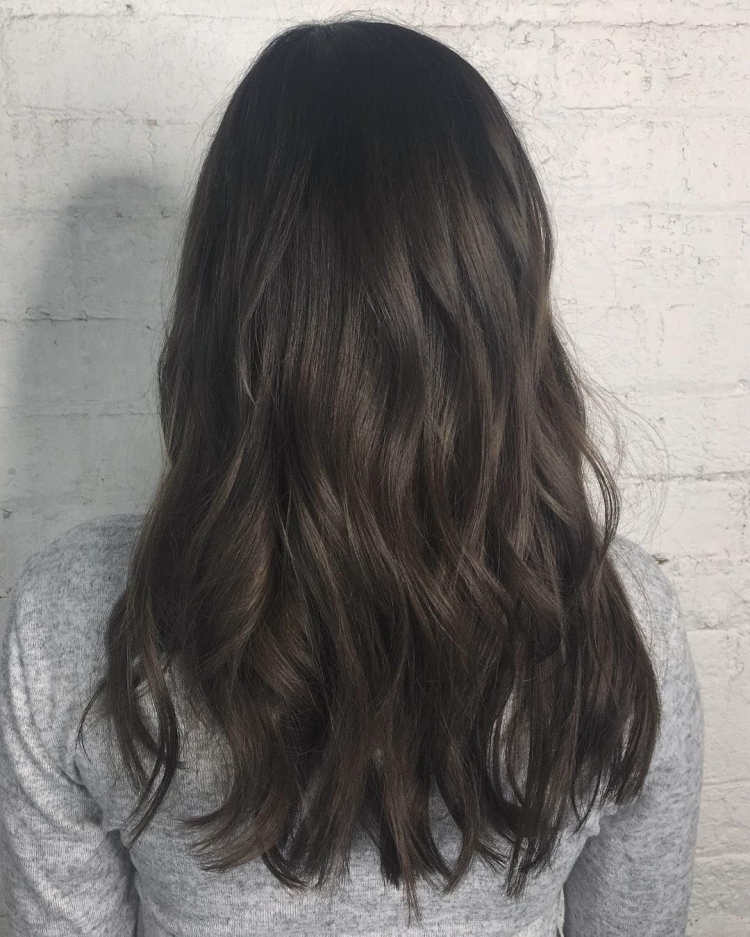 Темно-коричневый цвет волос