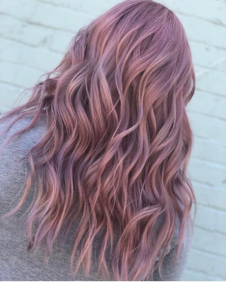 Пыльно розовый цвет волос