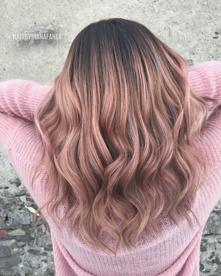 Пыльно розовый цвет волос