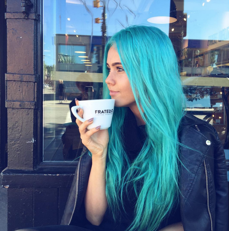 Девочка с бирюзовыми волосами