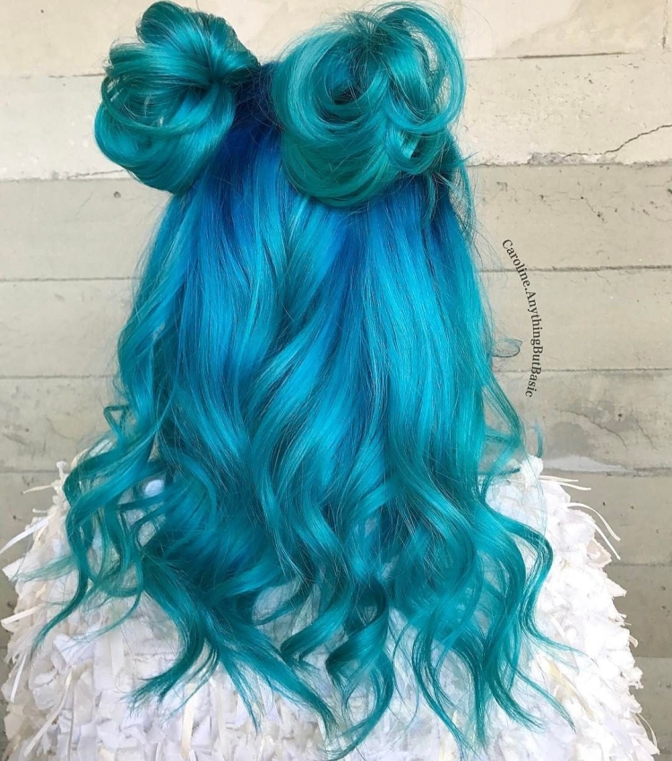 Длинные бирюзовые волосы