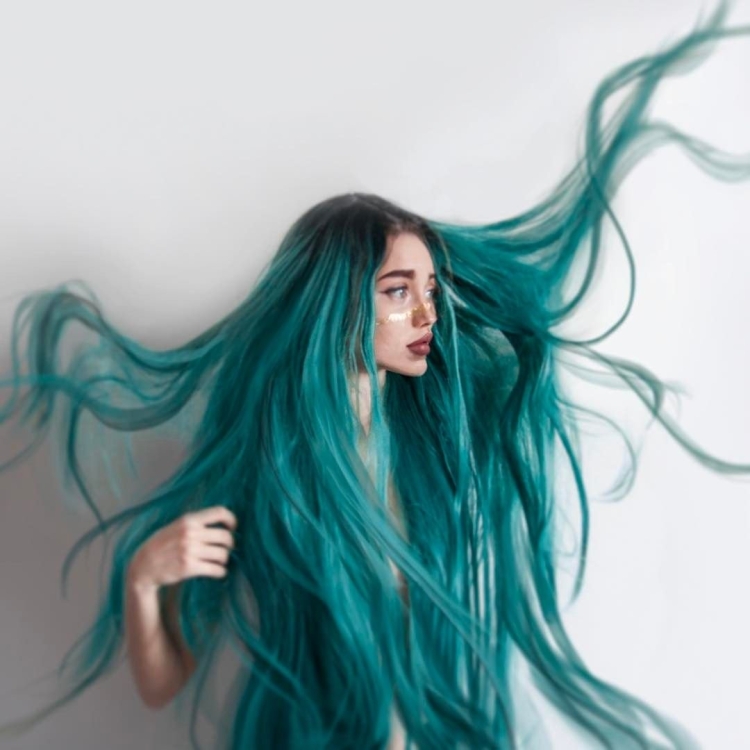 Длинные бирюзовые волосы
