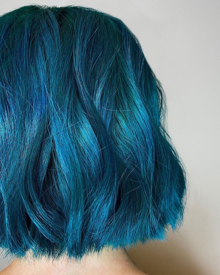 Волосы цвета морской волны