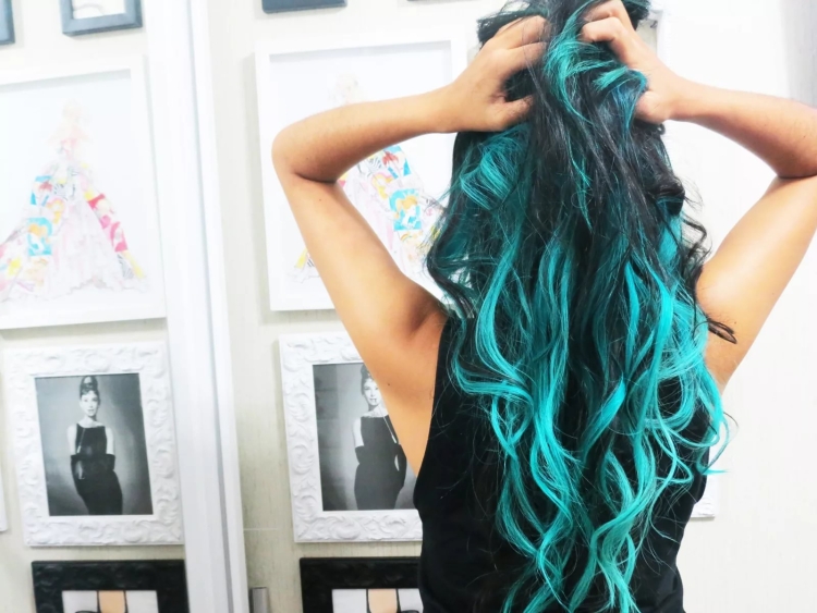 Длинные бирюзовые волосы