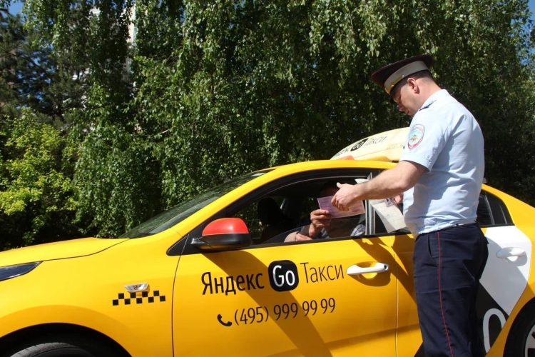 Такси и инспектор ДПС