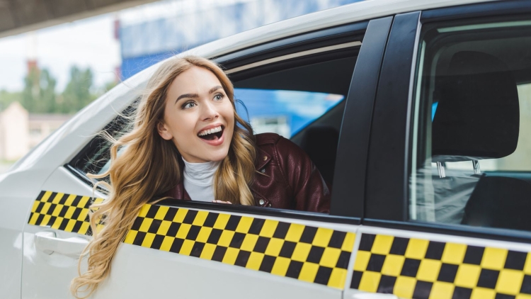 Красивая девушка в такси