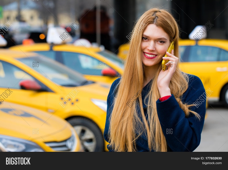 Девушка в пальто такси